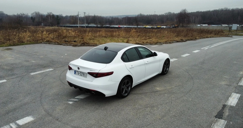 Alfa Romeo Giulia cena 120000 przebieg: 62000, rok produkcji 2018 z Zdzieszowice małe 154